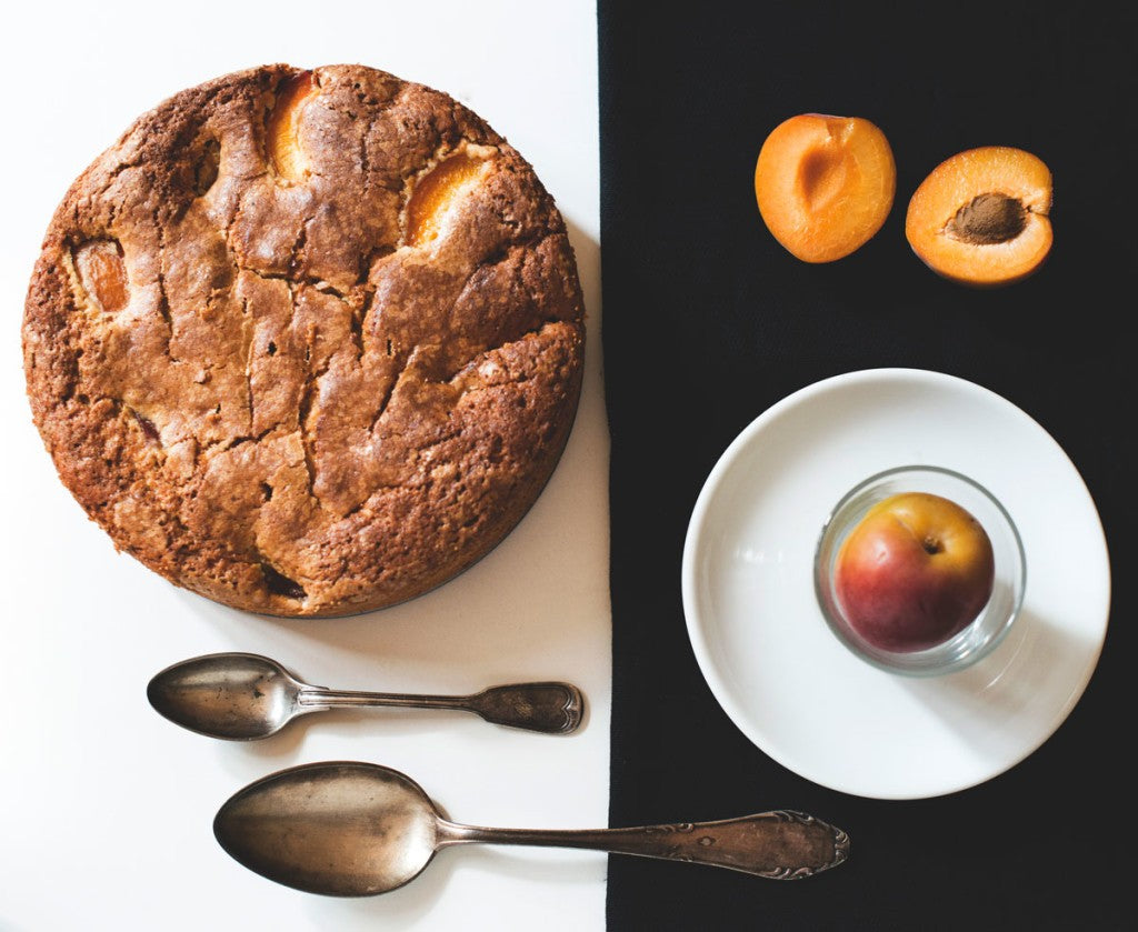 Pastel con fruta de temporada con albaricoques