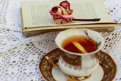 ¿Qué es el té de rosas? Sabor, usos y recetas