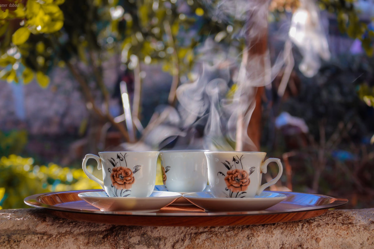 Tazas de té ecológico humeante