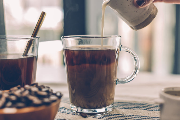 Agregar leche al té negro ecológico